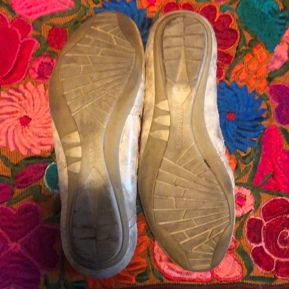 Pretty White & Gold Spattered Leather Strappy Flats - Picture 7 of 7